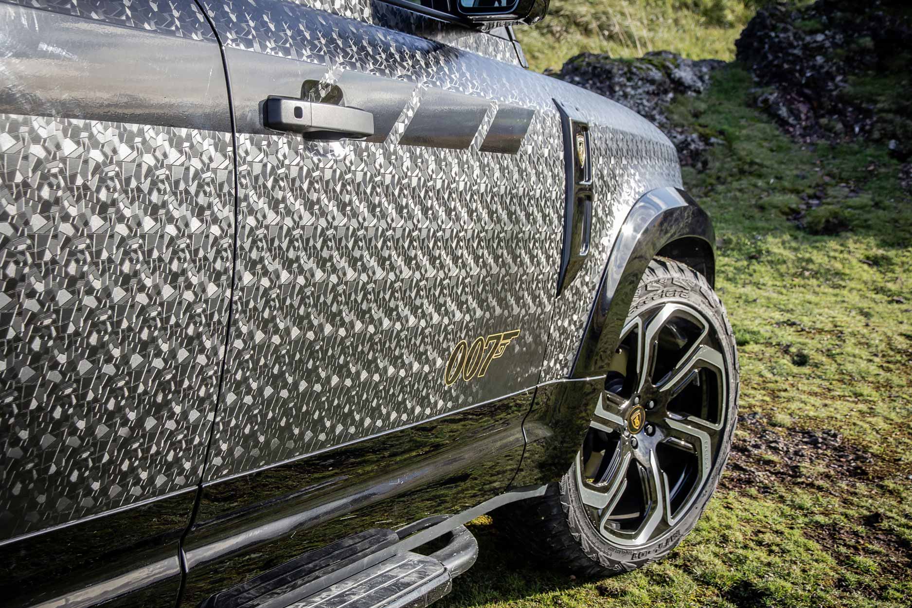 falcon_007_edition_side_quarter_wheel_turned_detail_for_slider_gallery