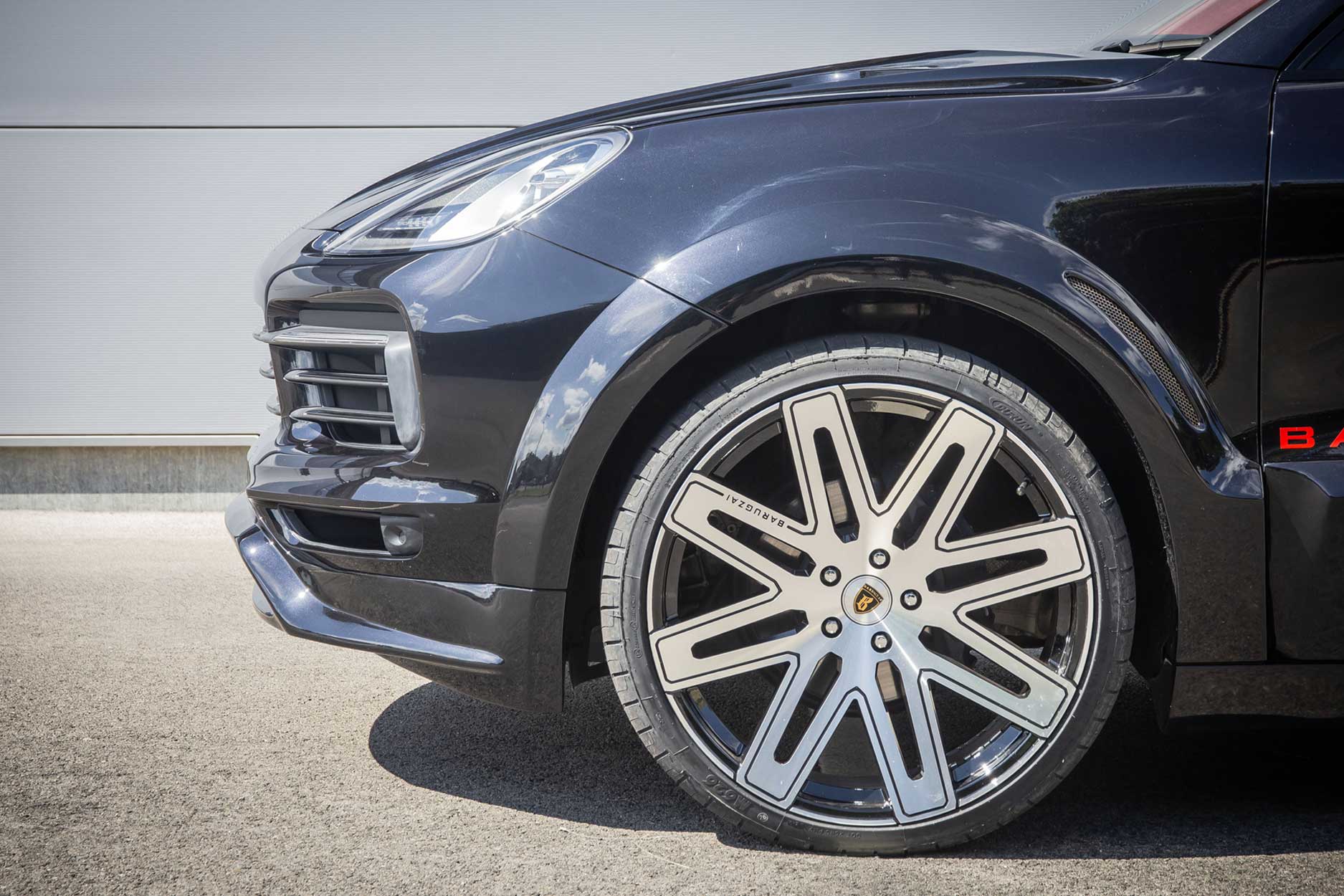 eleganza_cayenne_lusso_edition_side_wheel_detail_portfolio_gallery_container_1875x1250