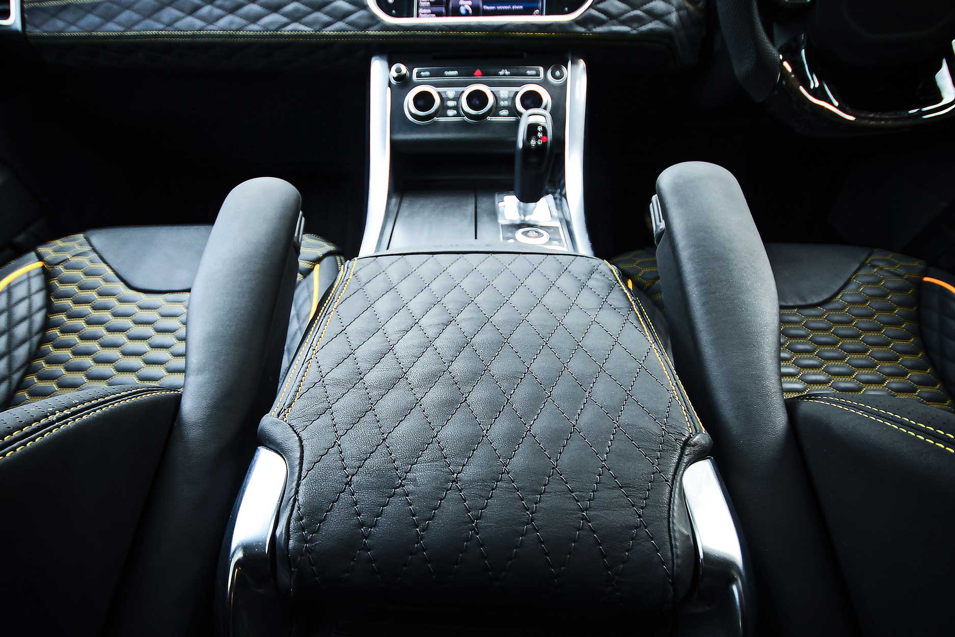 interior_gallery_cabaro_xpressions_494_black_gold_centre_armrest_back