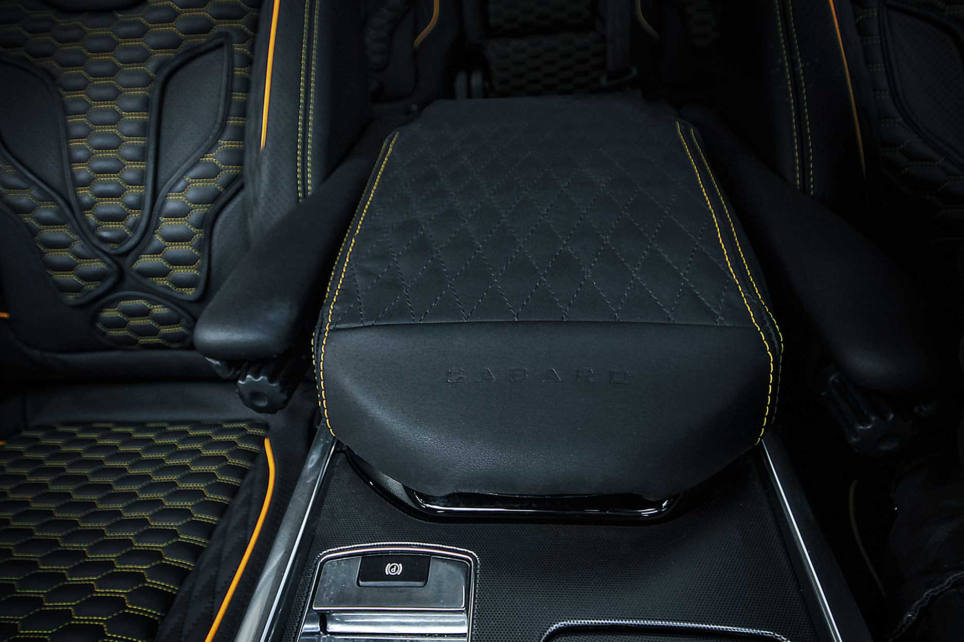 interior_gallery_cabaro_xpressions_494_black_gold_centre_armrest_front