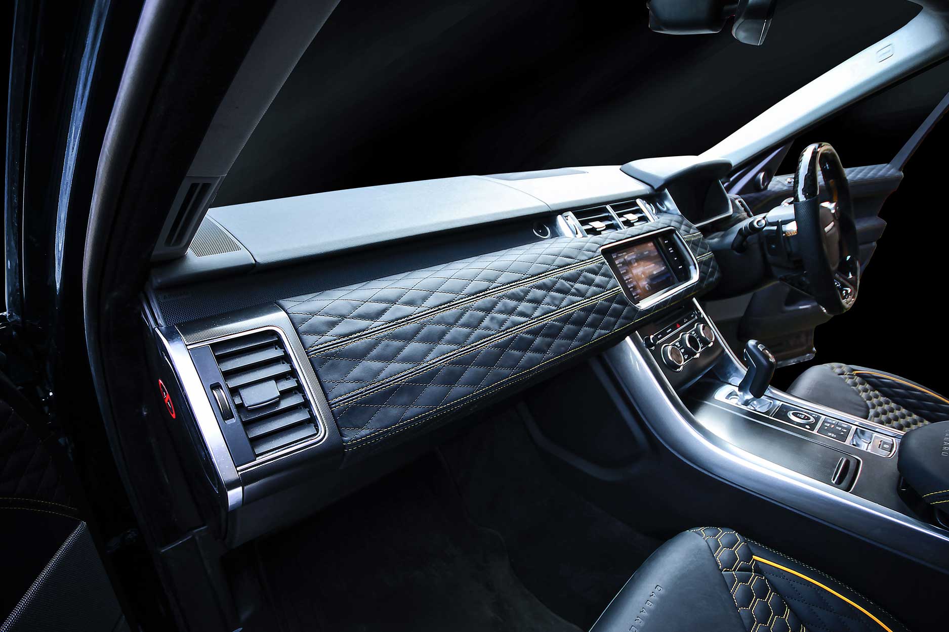 interior_gallery_cabaro_xpressions_494_black_gold_dashboard