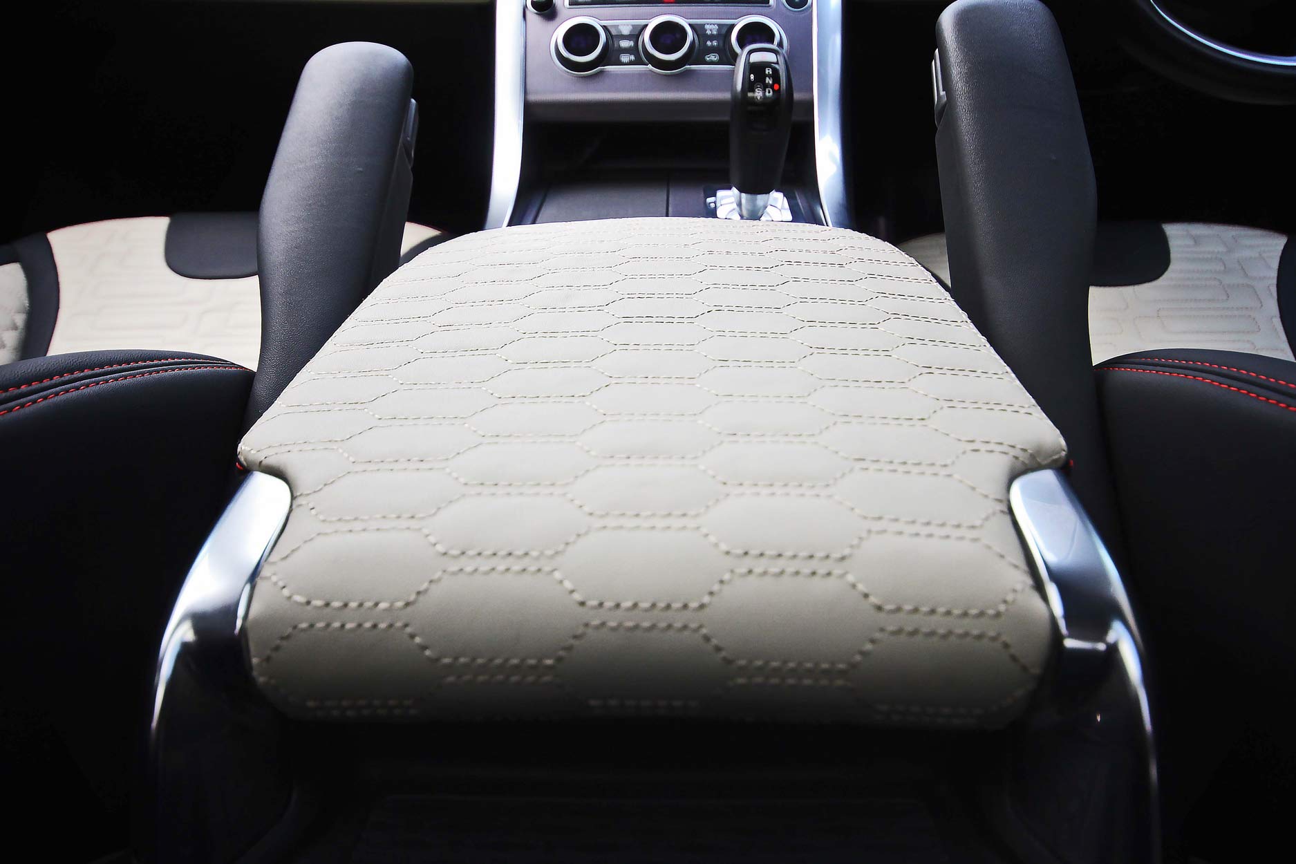 interior_gallery_sport_494_black_cream_interlock_centre_armrest