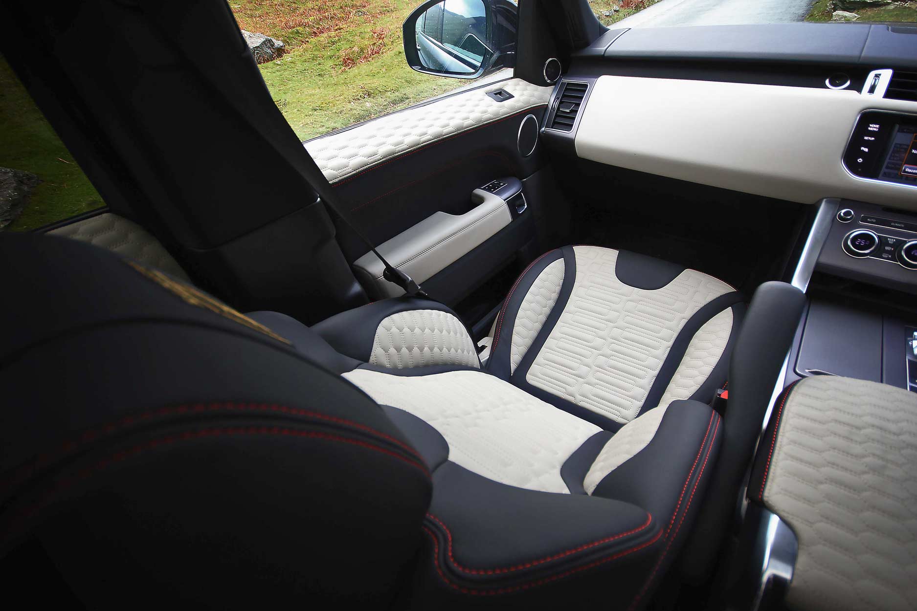 interior_gallery_sport_494_black_cream_interlock_top_angle_front_passenger