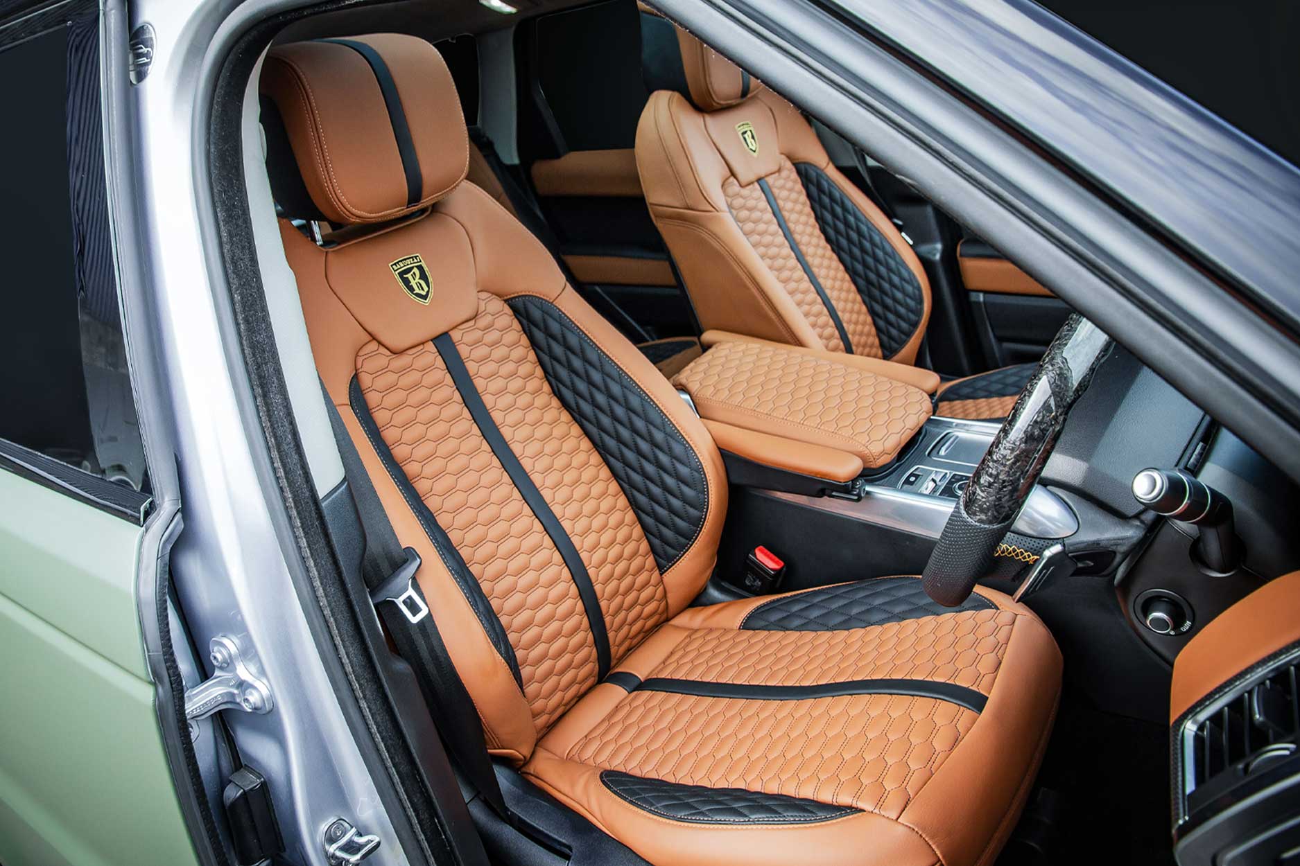 interior_gallery_sport_494_orange_black_driver_side