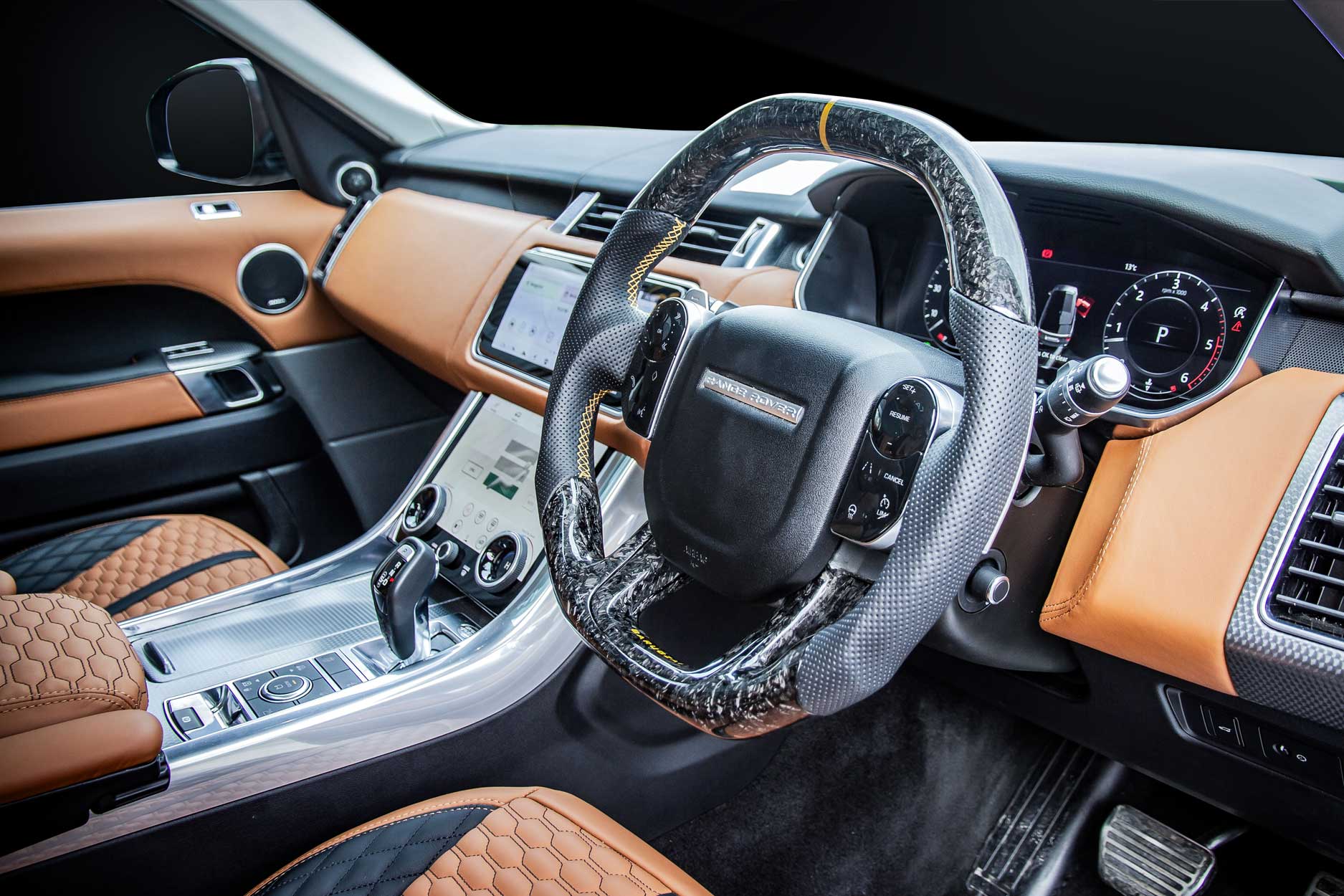 interior_gallery_sport_494_orange_black_steering_wheell