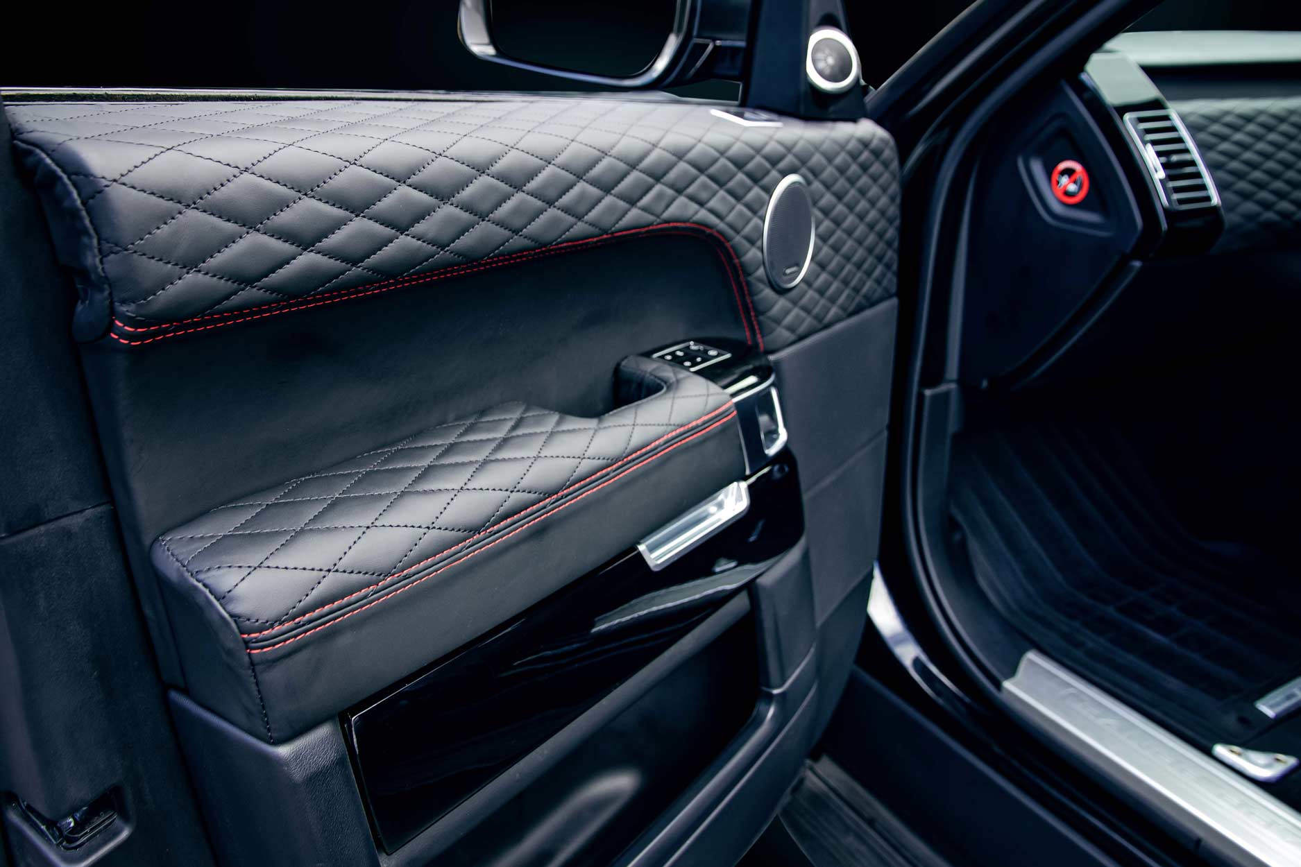 interior_gallery_bison_xpressions_405_black_red_doorcards