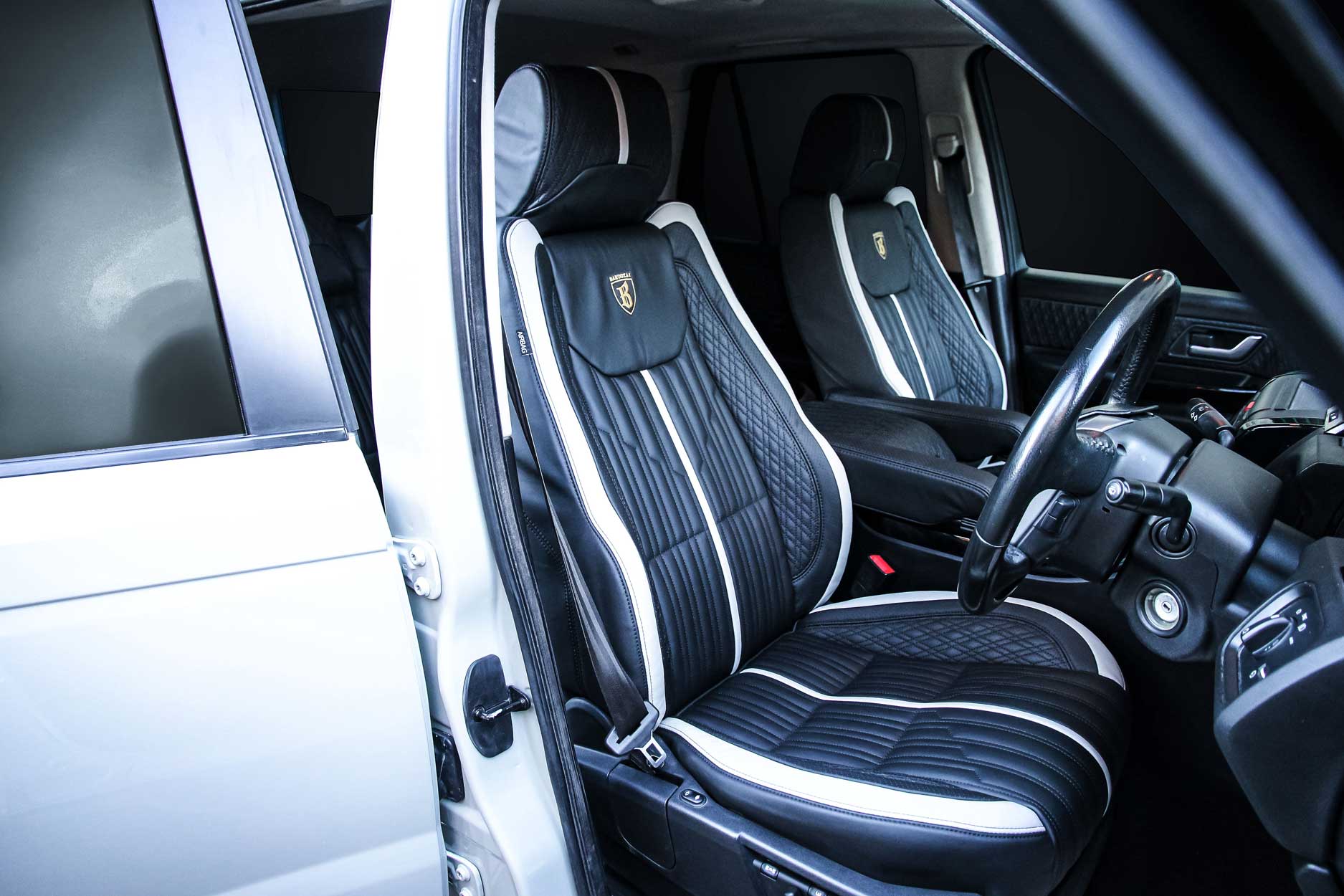 interior_gallery_classic_sport_320_black_white_driver_side_front