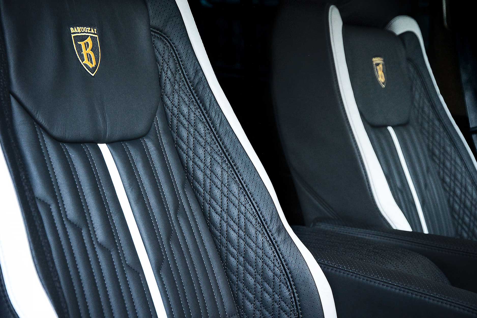 interior_gallery_classic_sport_320_black_white_driver_side_front_detail