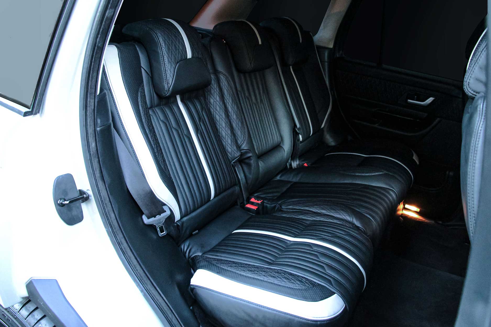 interior_gallery_classic_sport_320_black_white_driver_side_rear