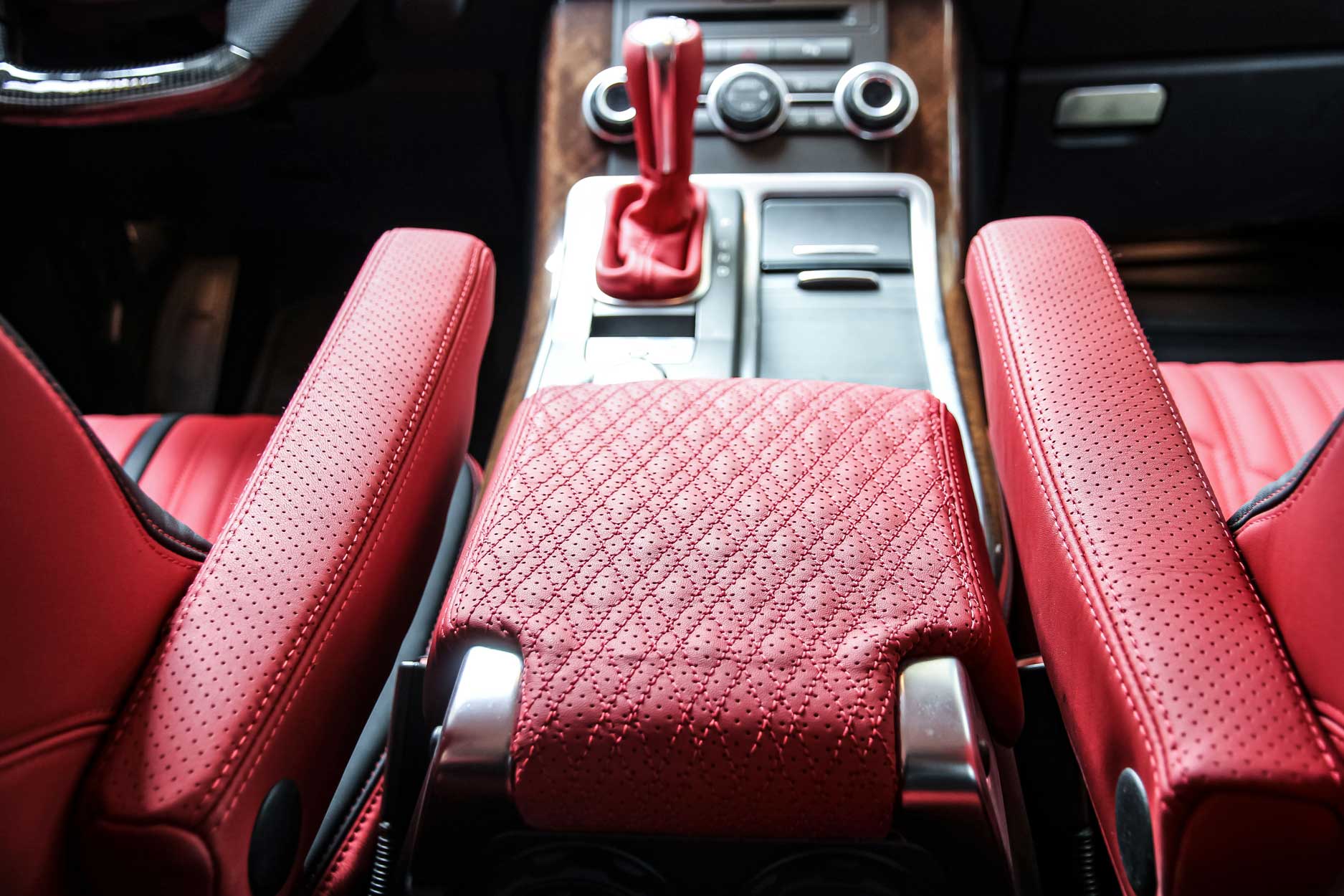 interior_gallery_classic_sport_320_red_black_centre_armrest