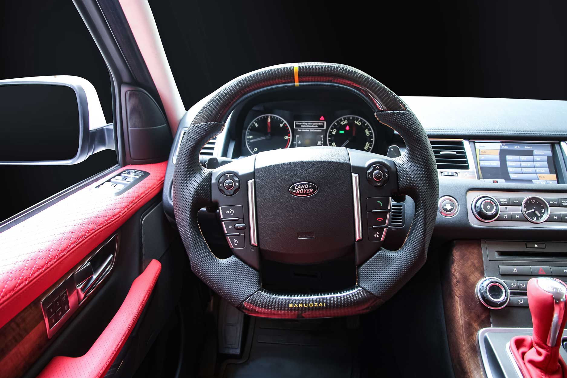 interior_gallery_classic_sport_320_red_black_steering_wheel_pov