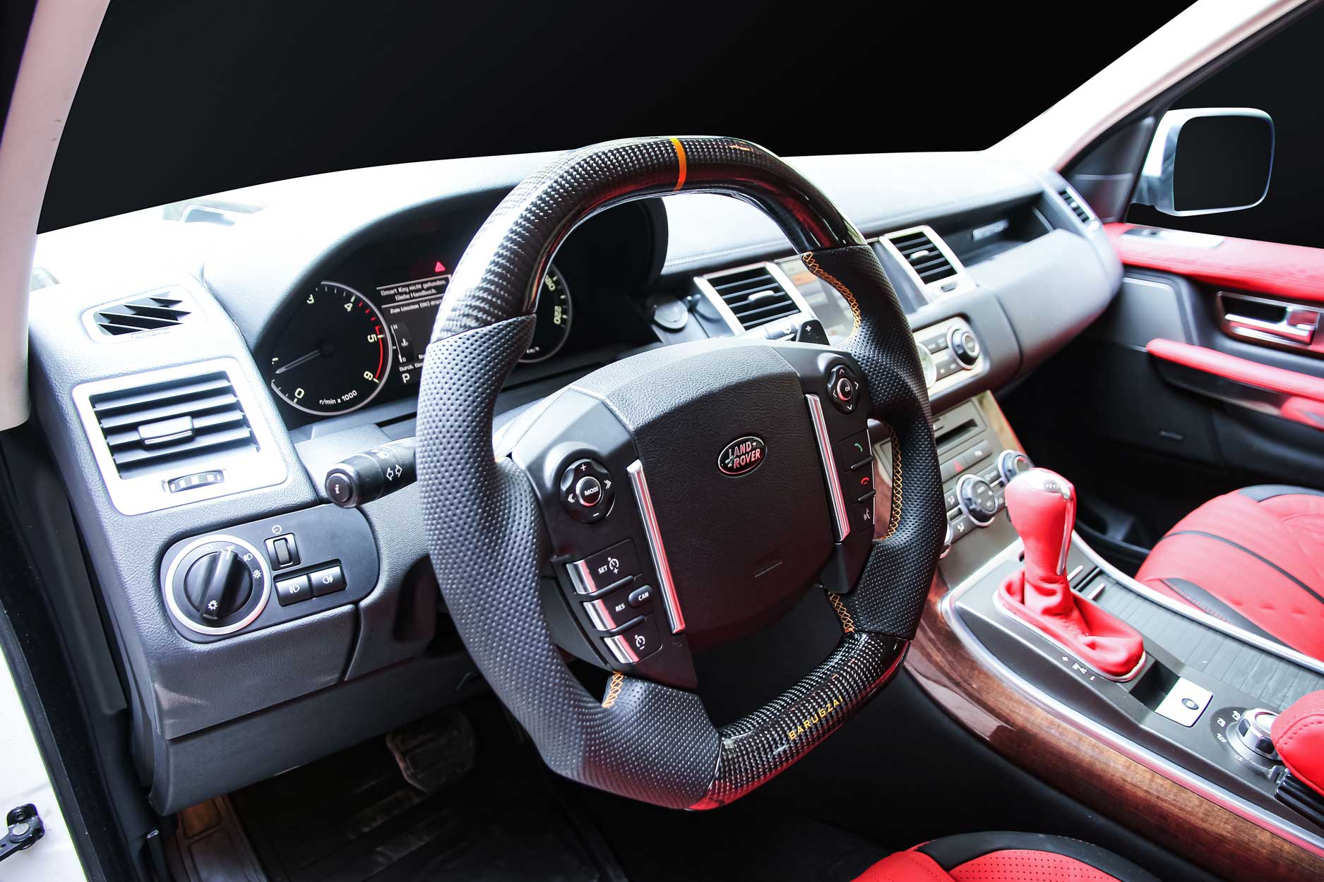 interior_gallery_classic_sport_320_red_black_steering_wheel_quarter