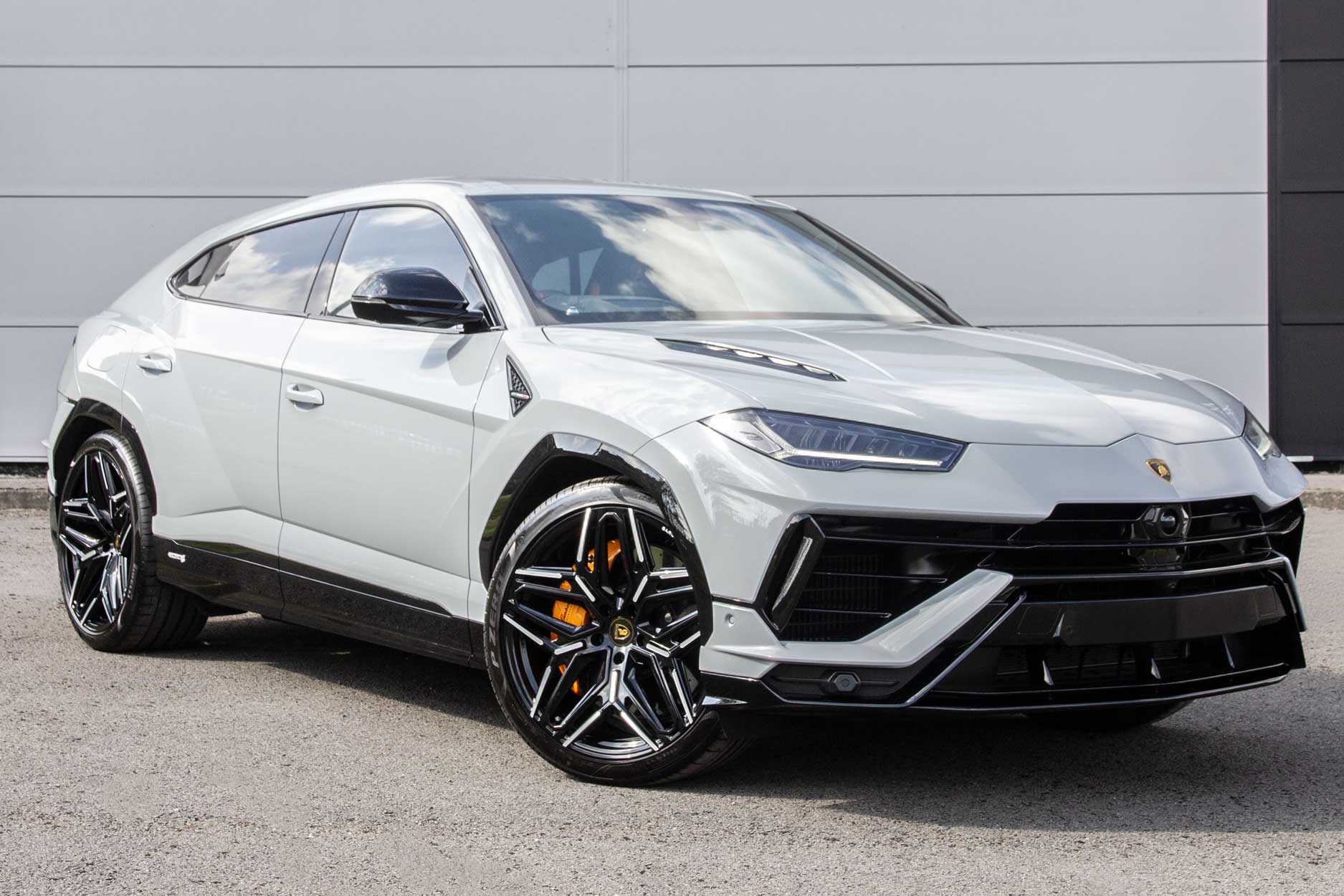 lamborghini_urus_grey_gallery_fr_qrtr