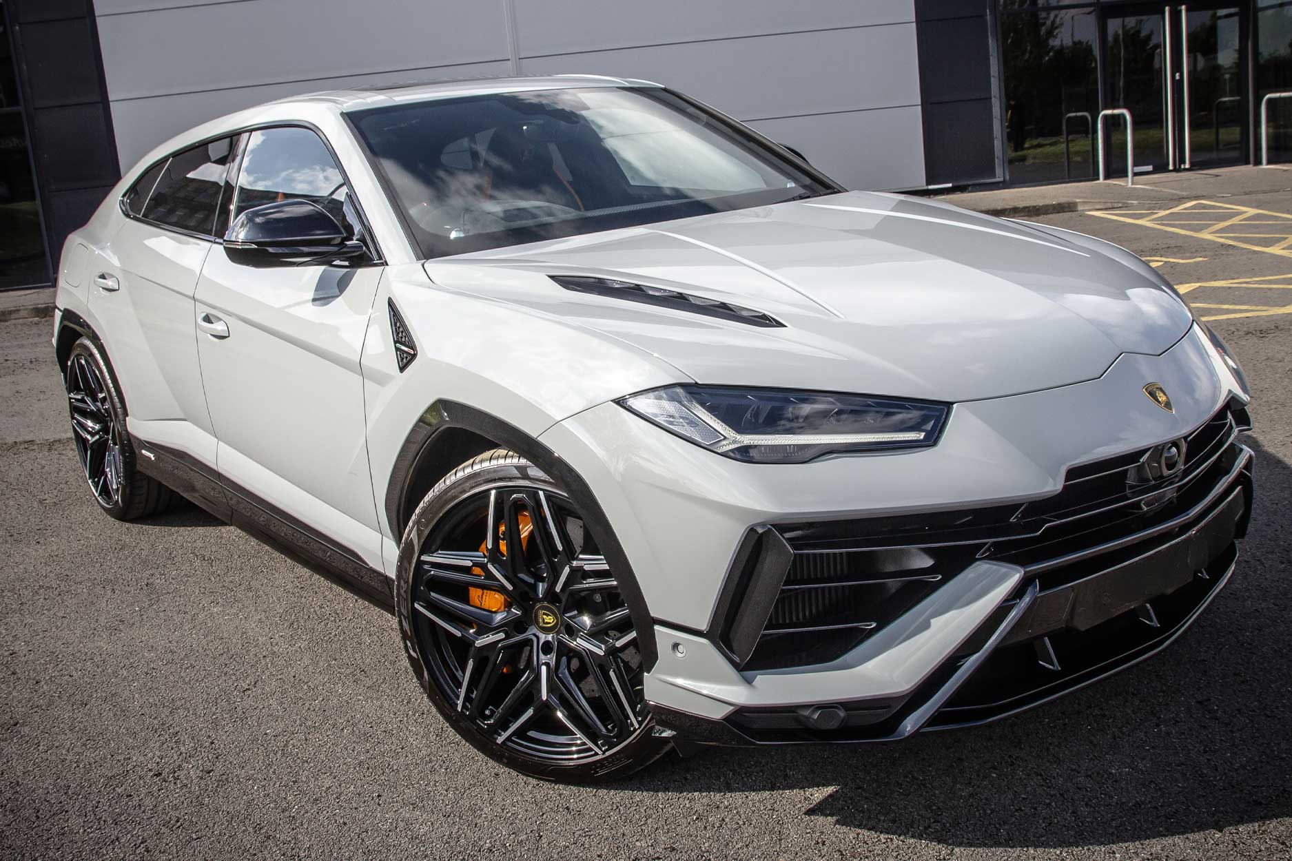 lamborghini_urus_grey_gallery_fr_qrtr_2