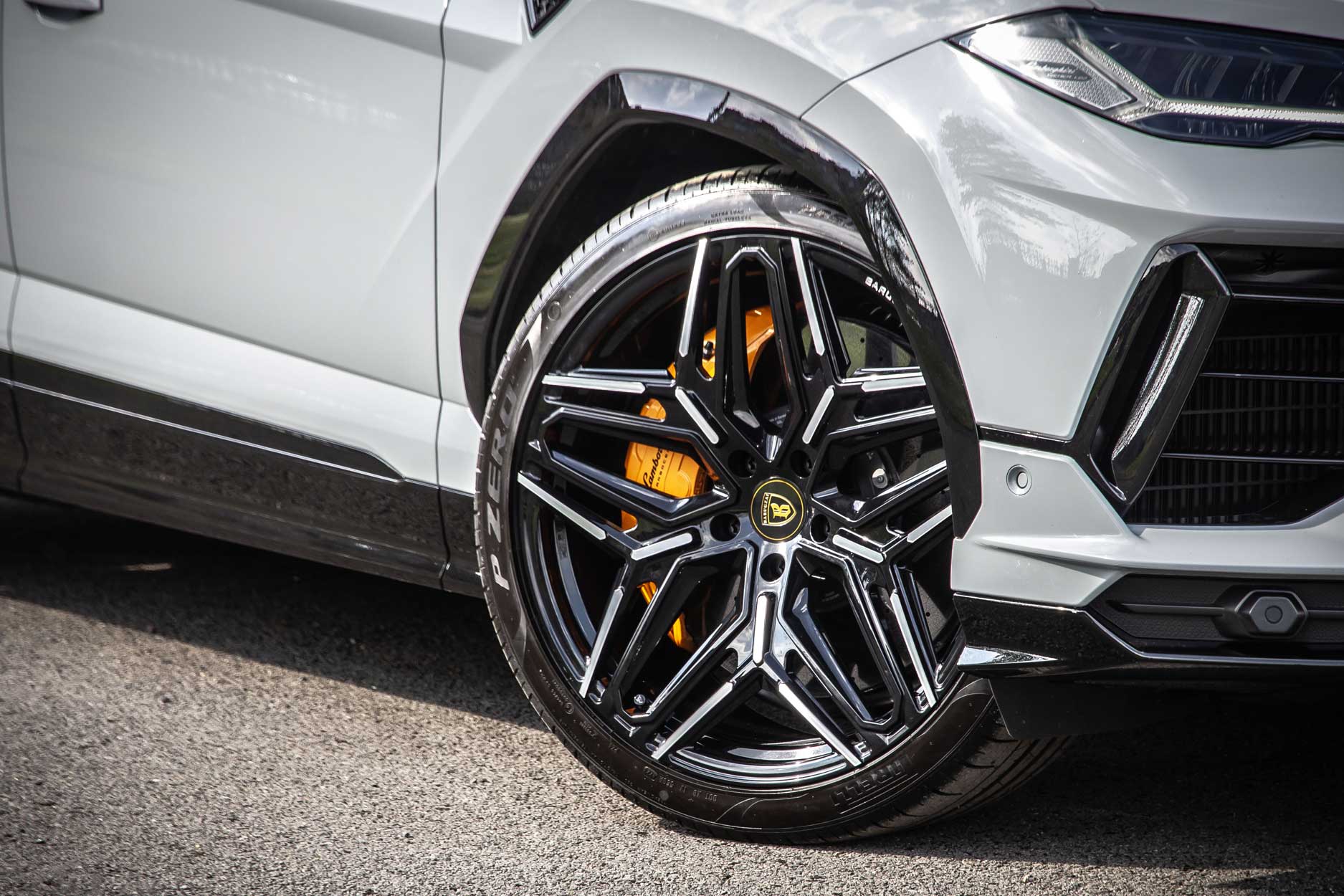 lamborghini_urus_grey_gallery_fr_qrtr_detail