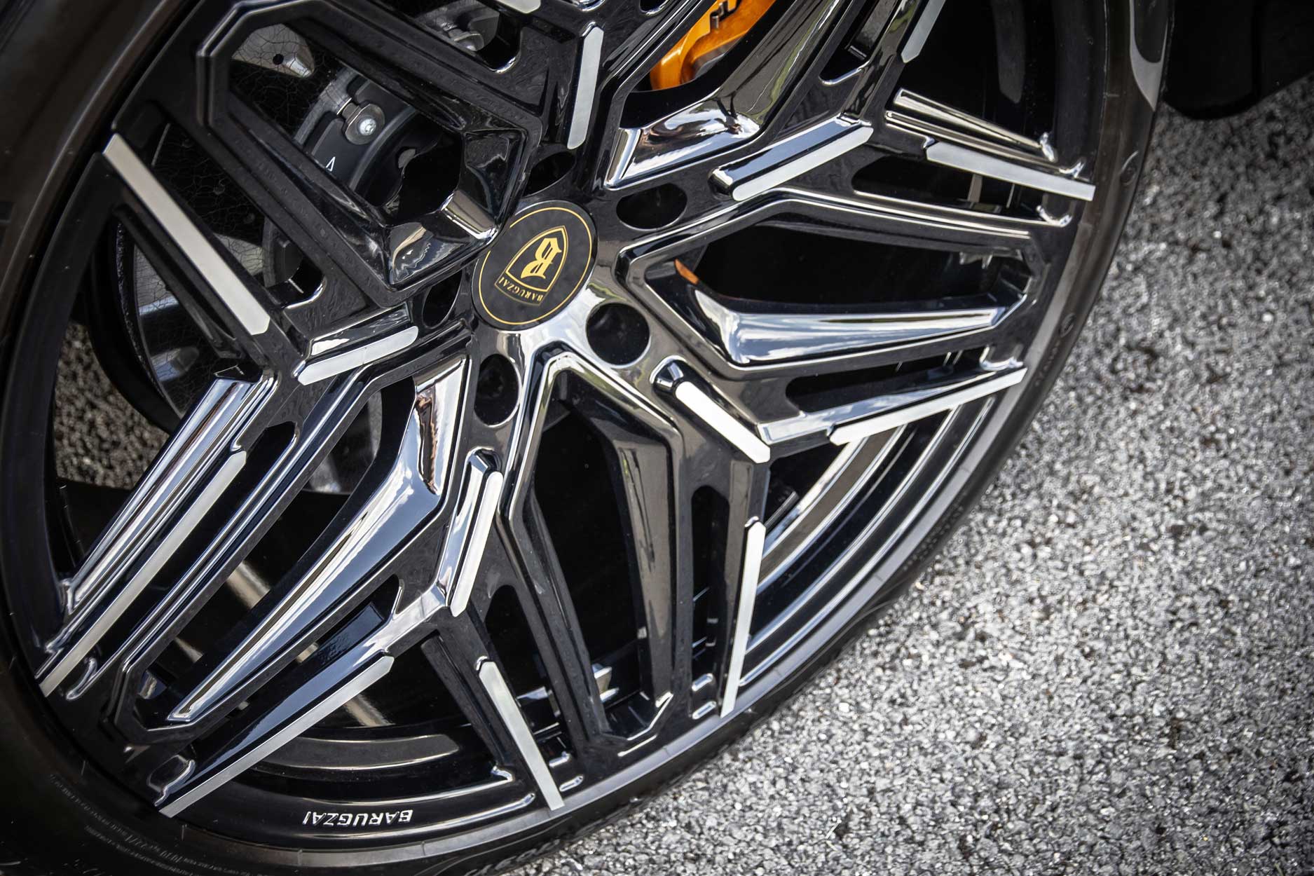 lamborghini_urus_grey_gallery_fr_qrtr_wheel_detail