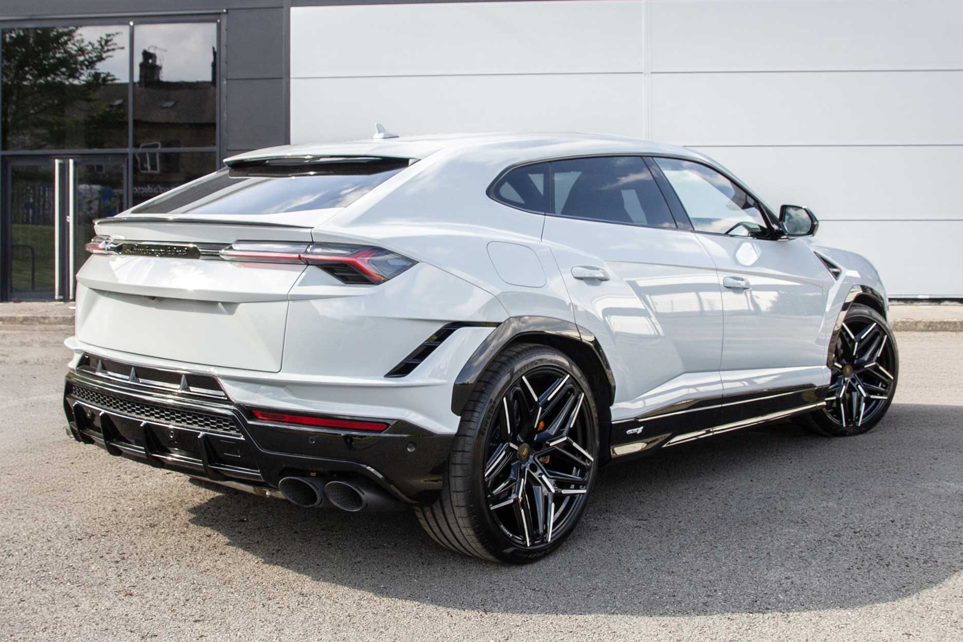 lamborghini_urus_grey_gallery_rear_qrtr