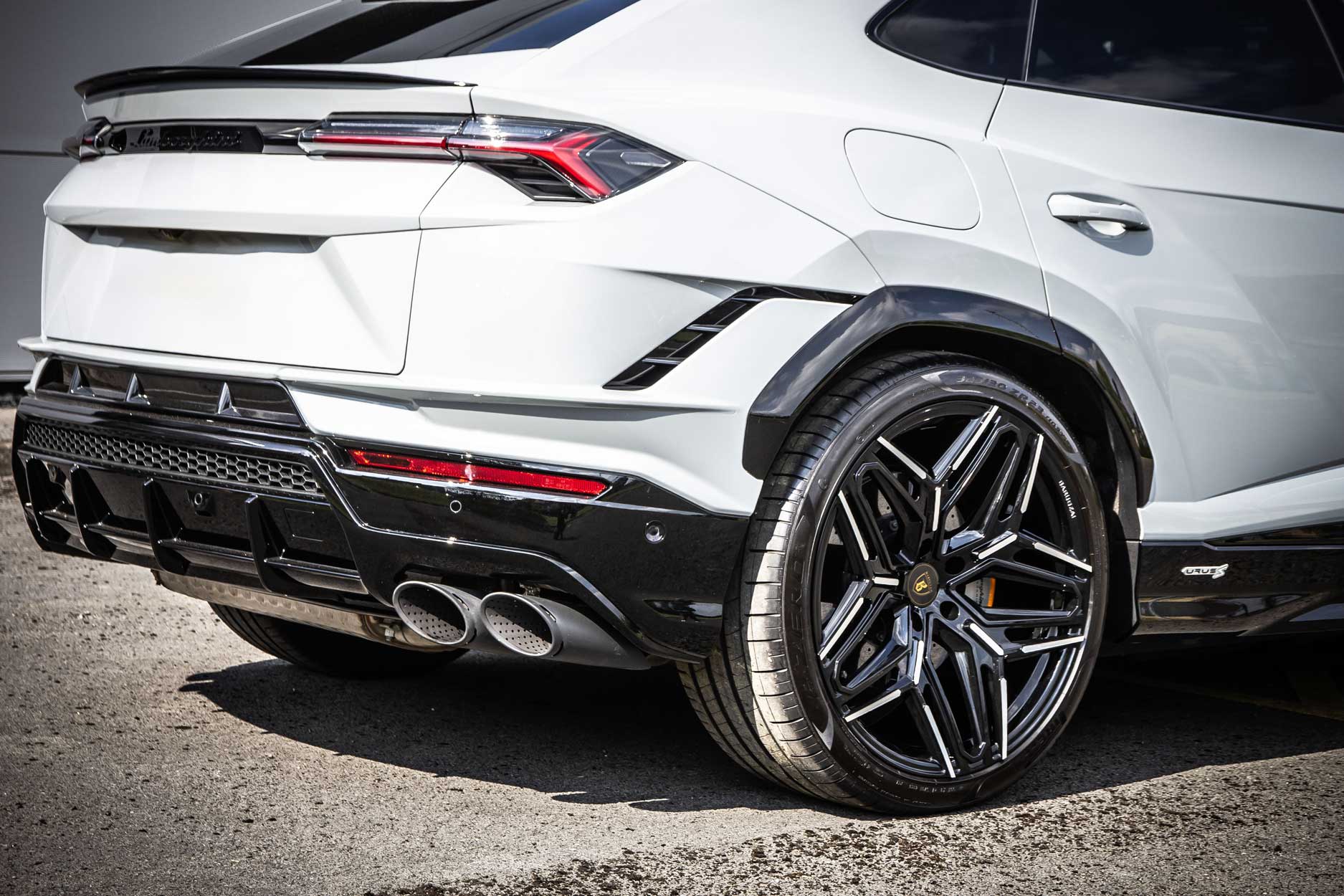 lamborghini_urus_grey_gallery_rear_qrtr_detail