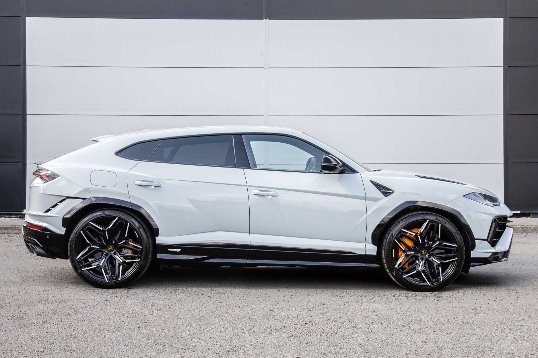 lamborghini_urus_grey_gallery_side