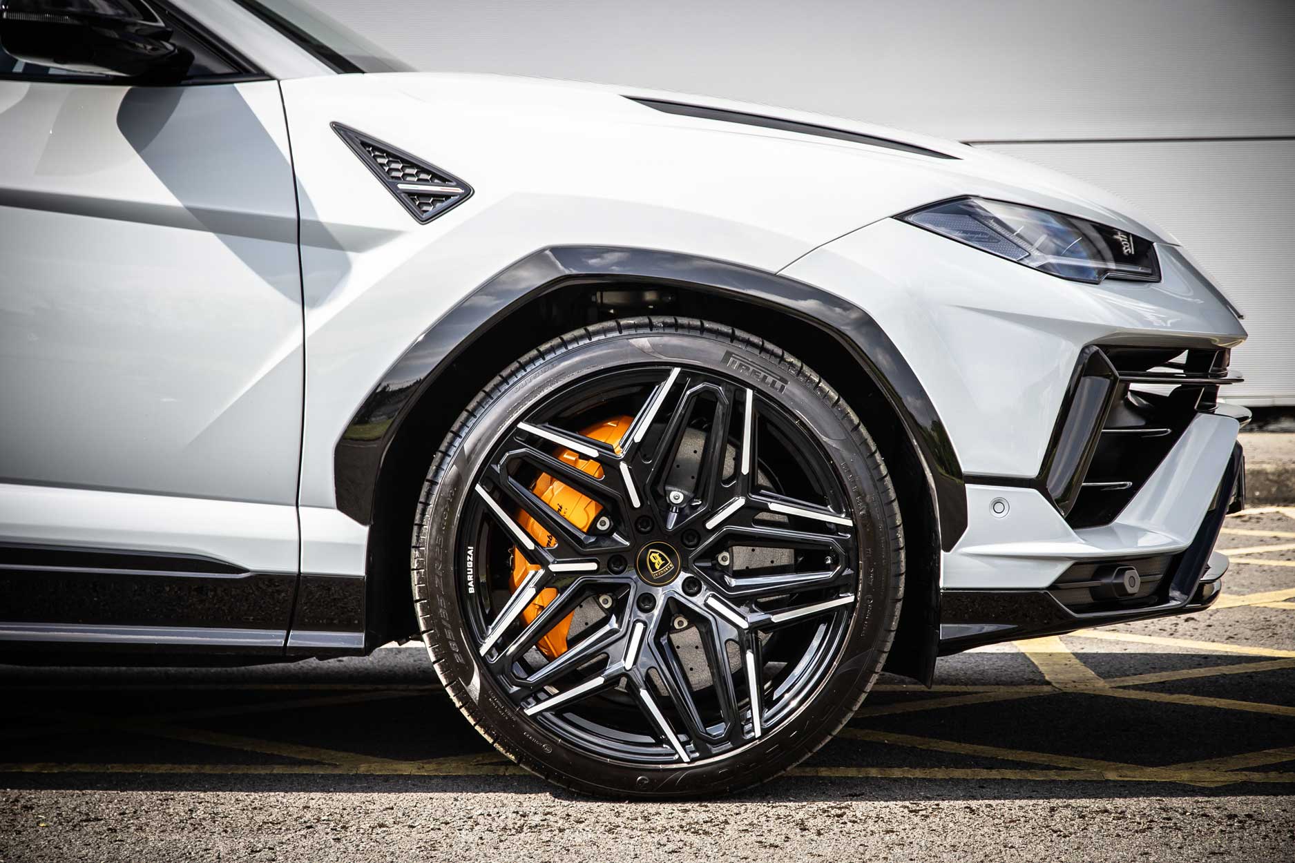 lamborghini_urus_grey_gallery_side_detail