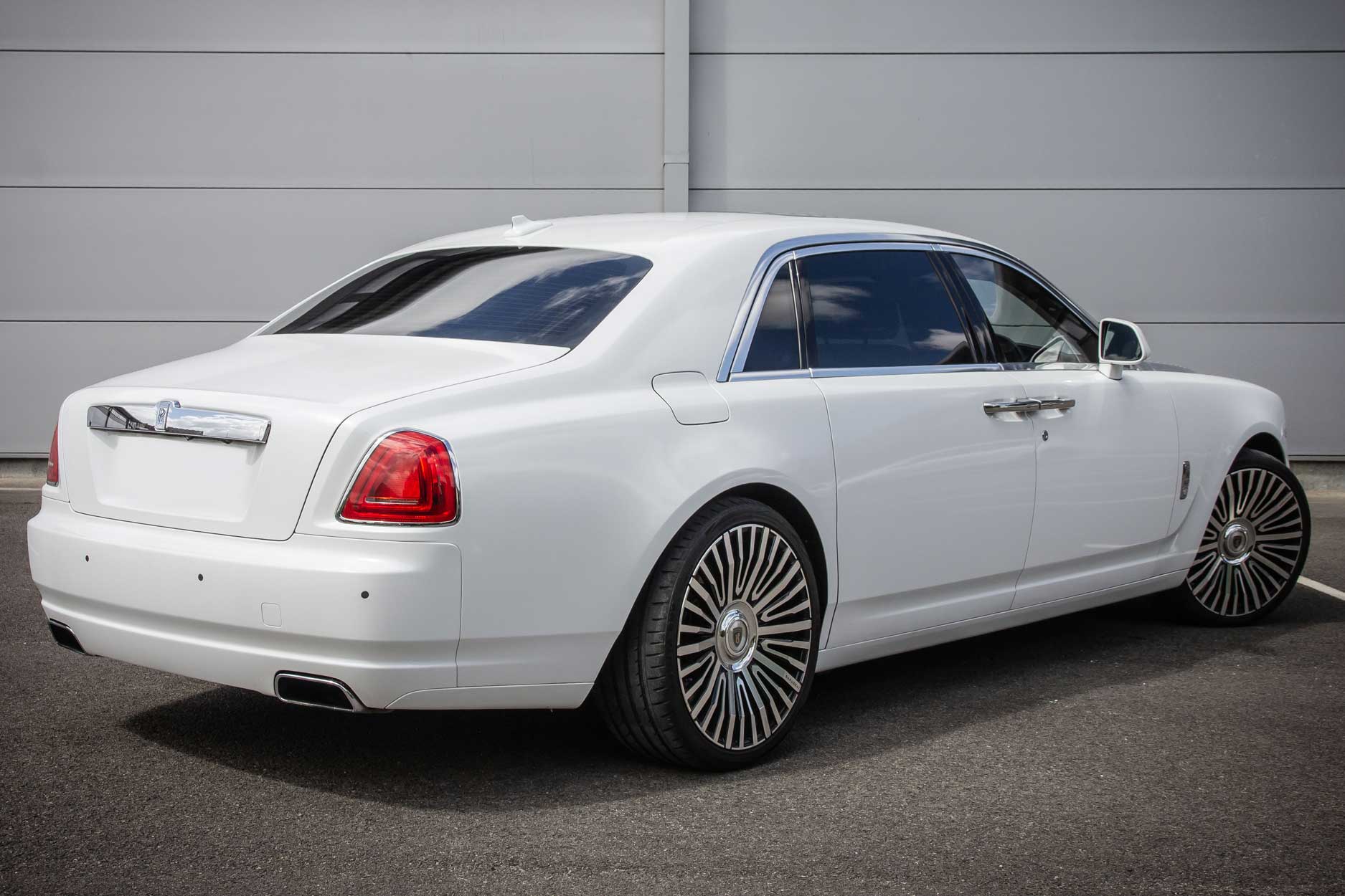 rolls_royce_ghost_s1_white_rear_qrtr_for_gallery