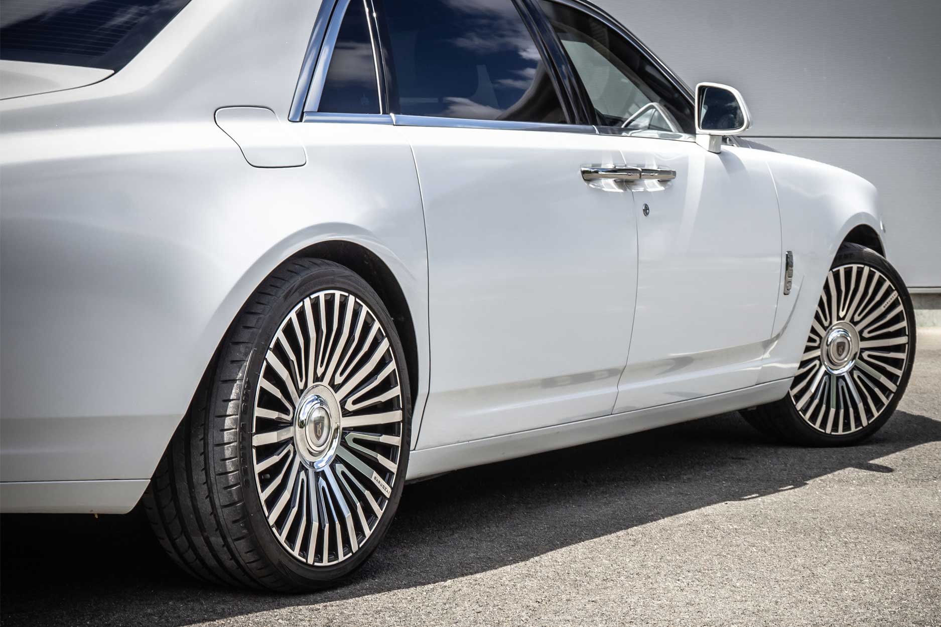 rolls_royce_ghost_s1_white_rear_qrtr_wheel_turned_for_gallery
